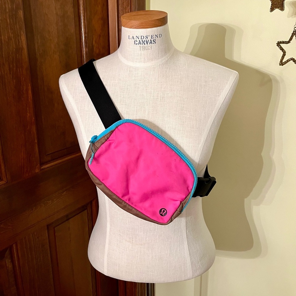 Lululemon Everywhere Belt Bag Sonic Pink/Cacao/Black